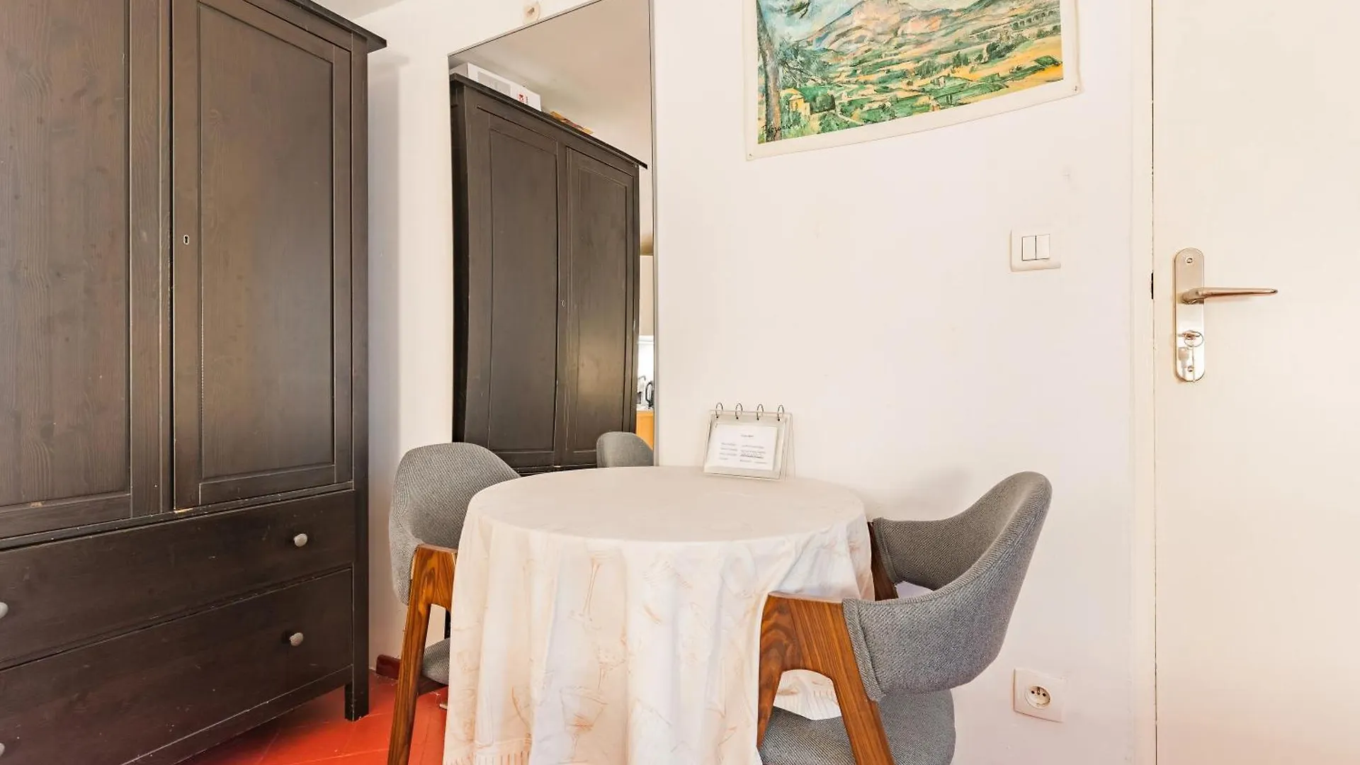 Lisse Studios Aix-en-Provence 0*,